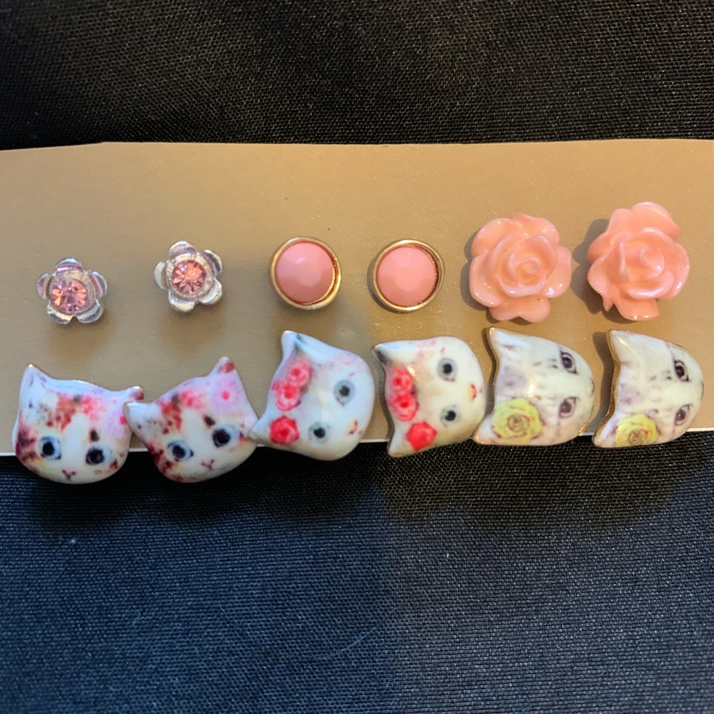 👑Pack of 6 girls kitty earrings NWOT